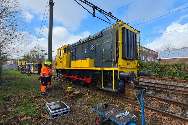 Museumlocomotief 605 van het Spoorwegmuseum herspoord door Incidentenbestrijders van ProRail